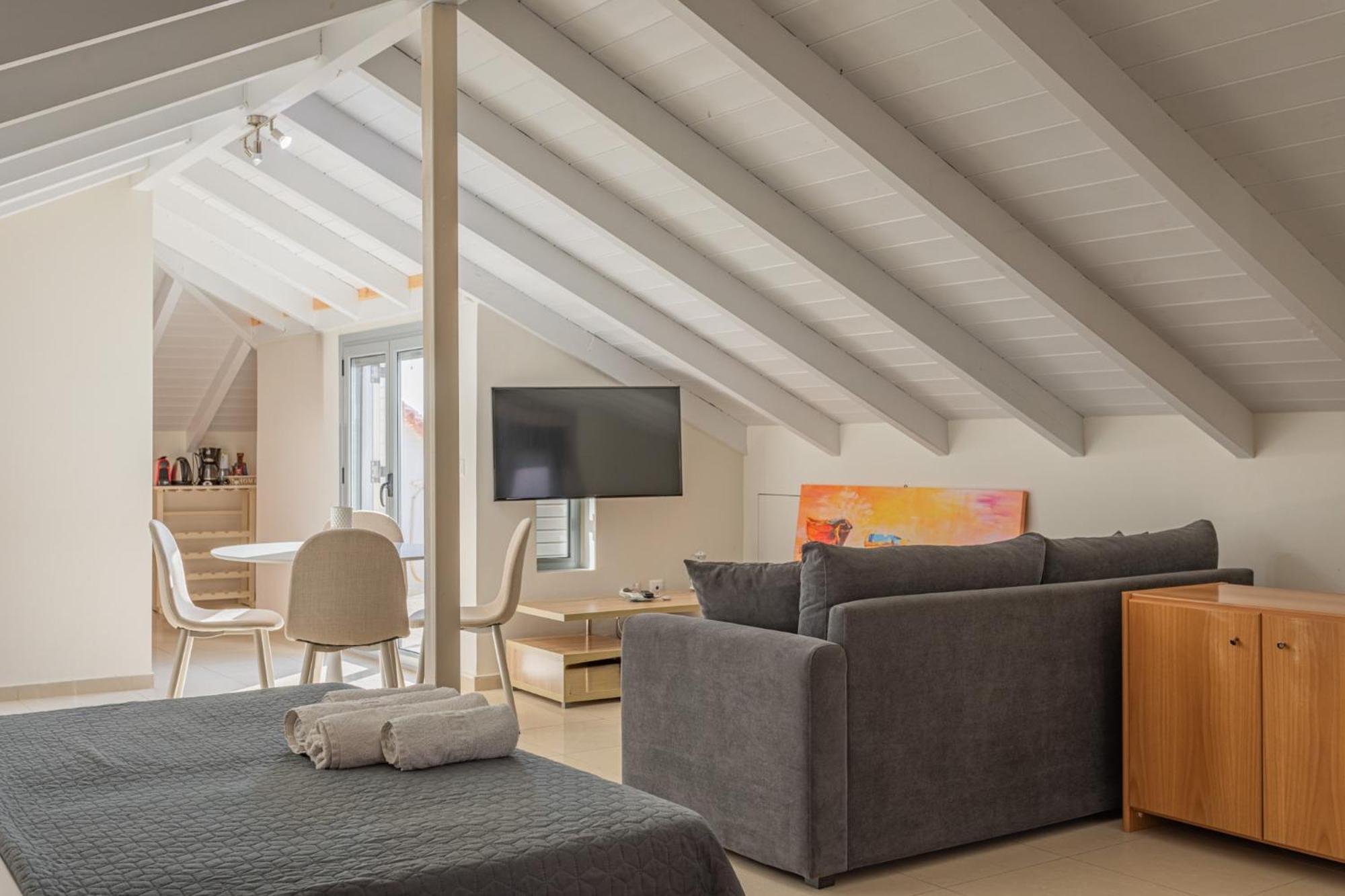 Blue Lagoon Suites At Stoúpa Exteriör bild