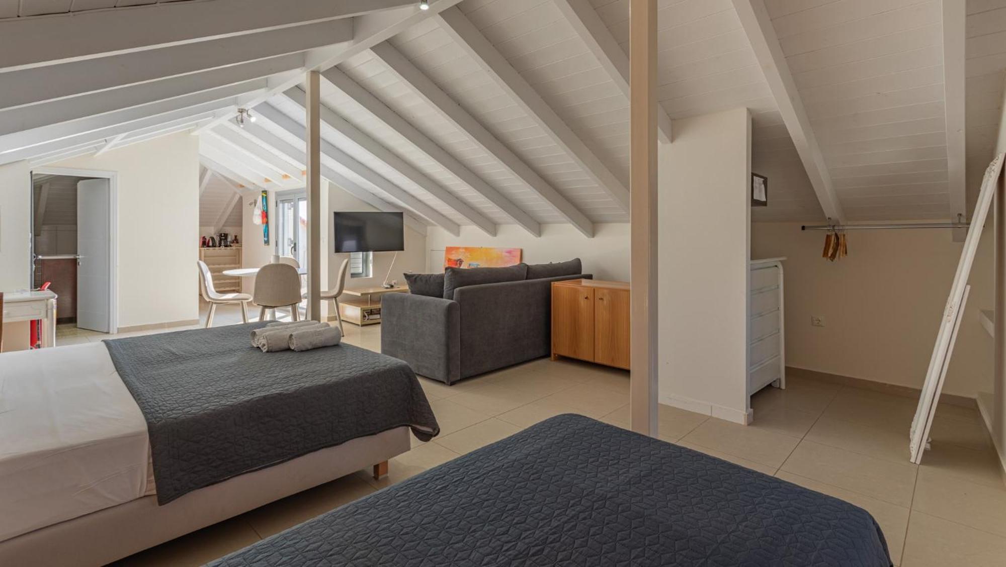 Blue Lagoon Suites At Stoúpa Exteriör bild