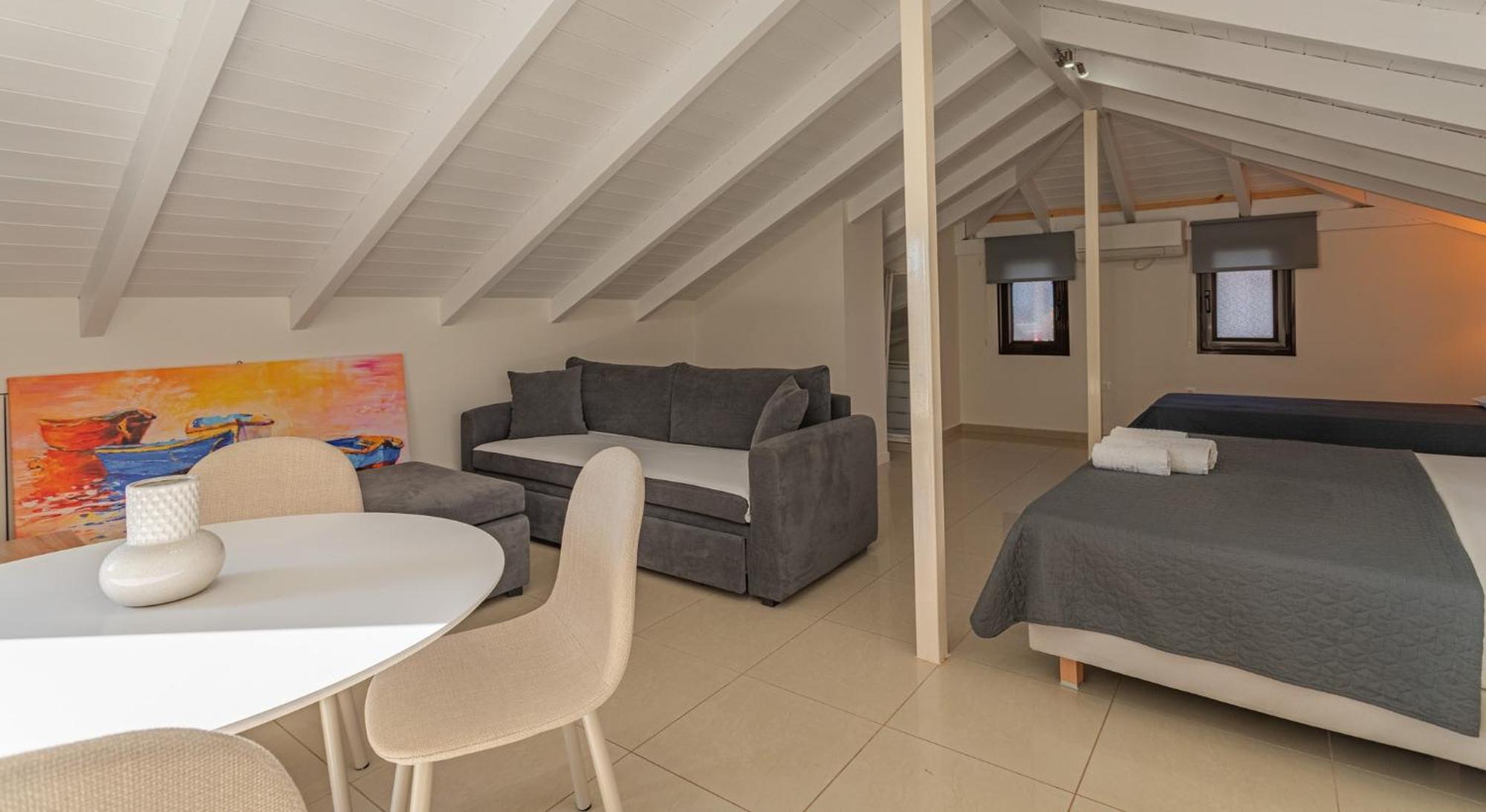 Blue Lagoon Suites At Stoúpa Exteriör bild